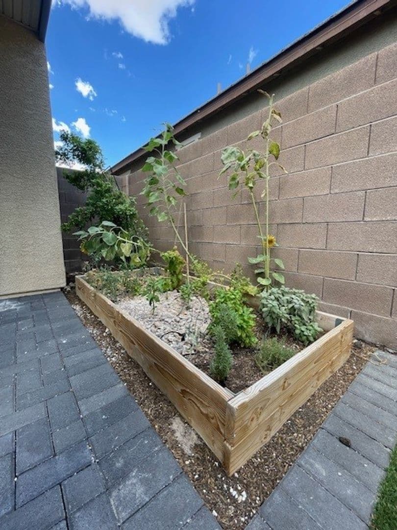 Henderson House: 3493 Argiento Ave