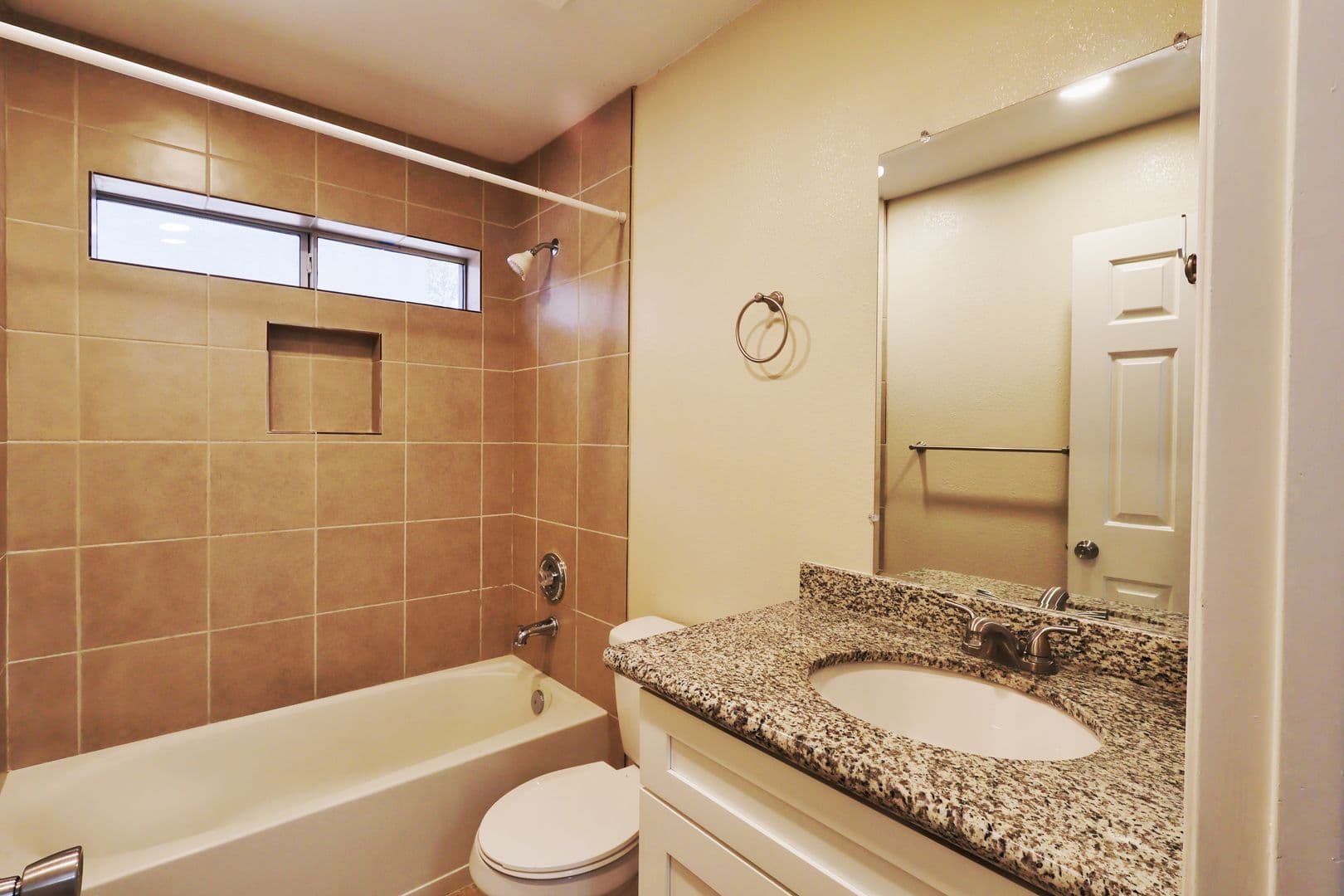 Henderson House: 994 Trackers Glen Avenue