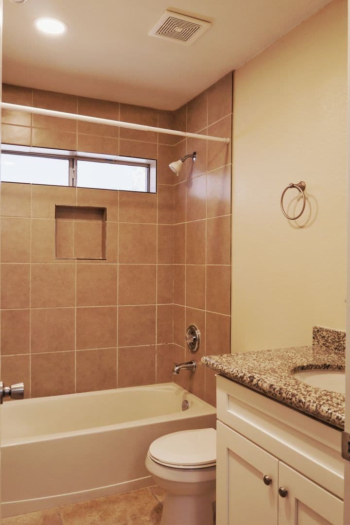 Henderson House: 994 Trackers Glen Avenue