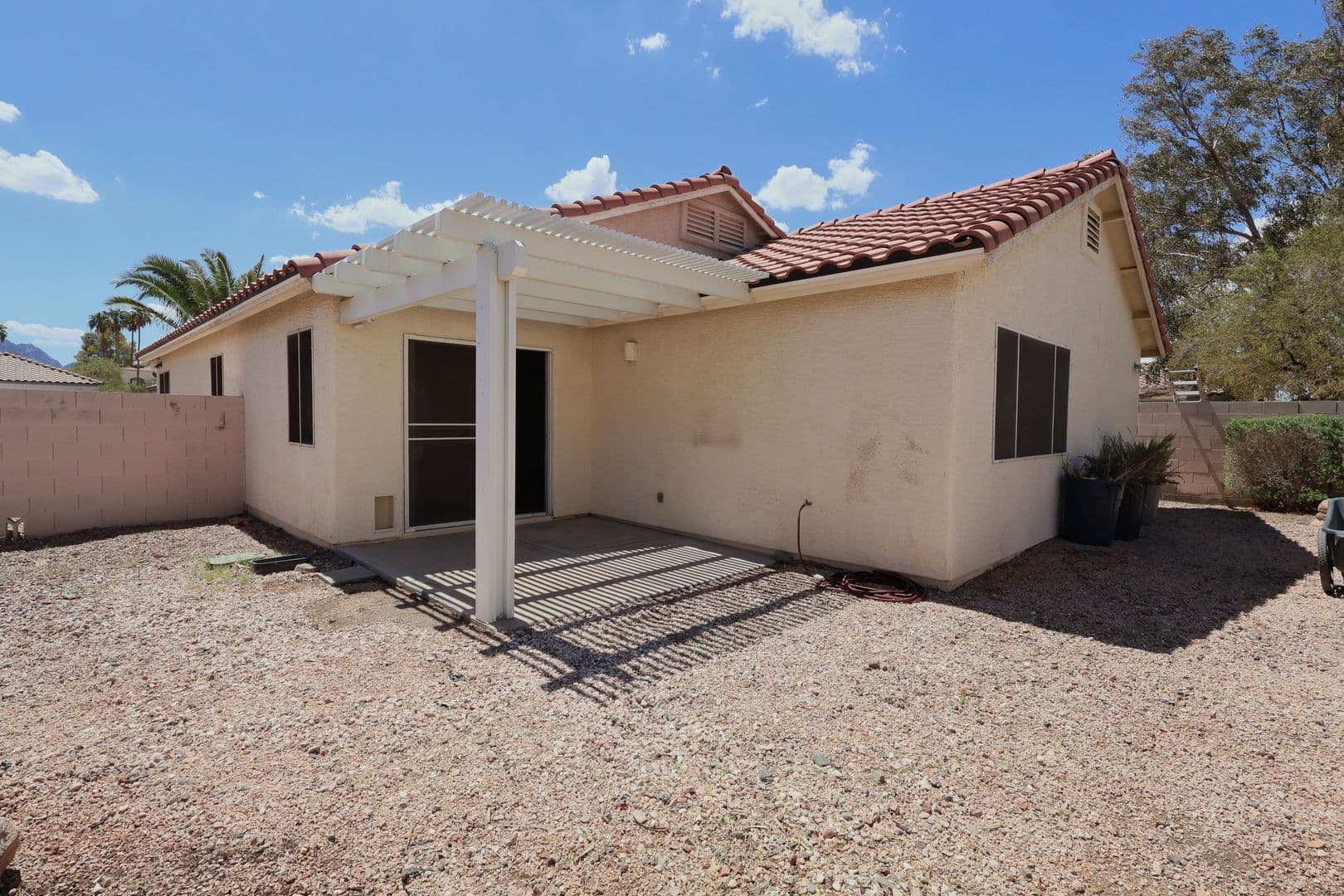 Henderson House: 994 Trackers Glen Avenue