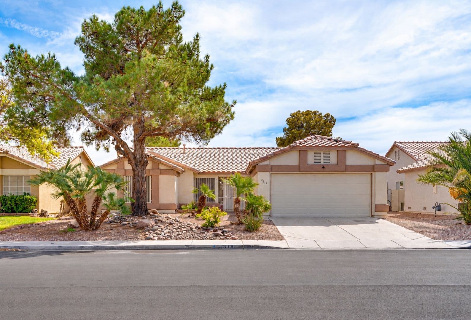 N Las Vegas House: 4319 E. Pageantry Falls Dr