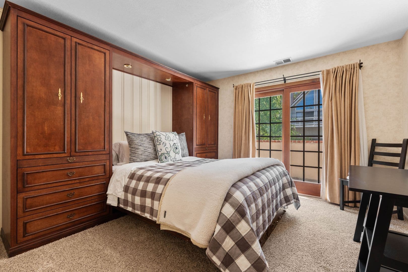Lake Arrowhead House: 887 Talisman Ln