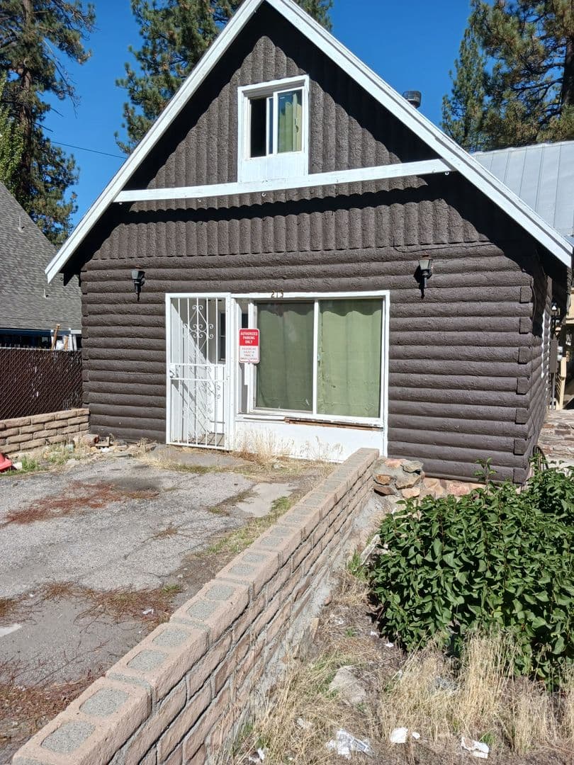 Big Bear City House: 213 Big Bear Blvd