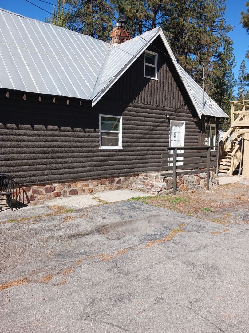 Big Bear City House: 213 Big Bear Blvd