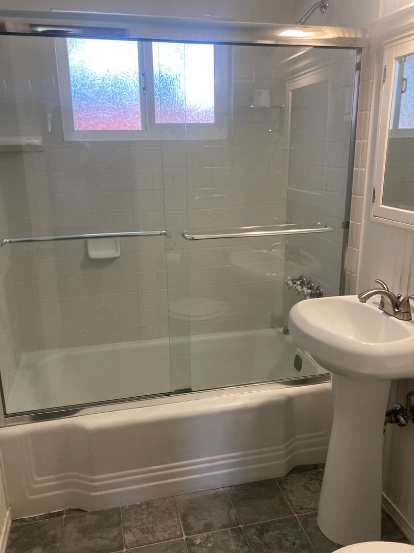 Cedar Glen House: 143 Western Dr
