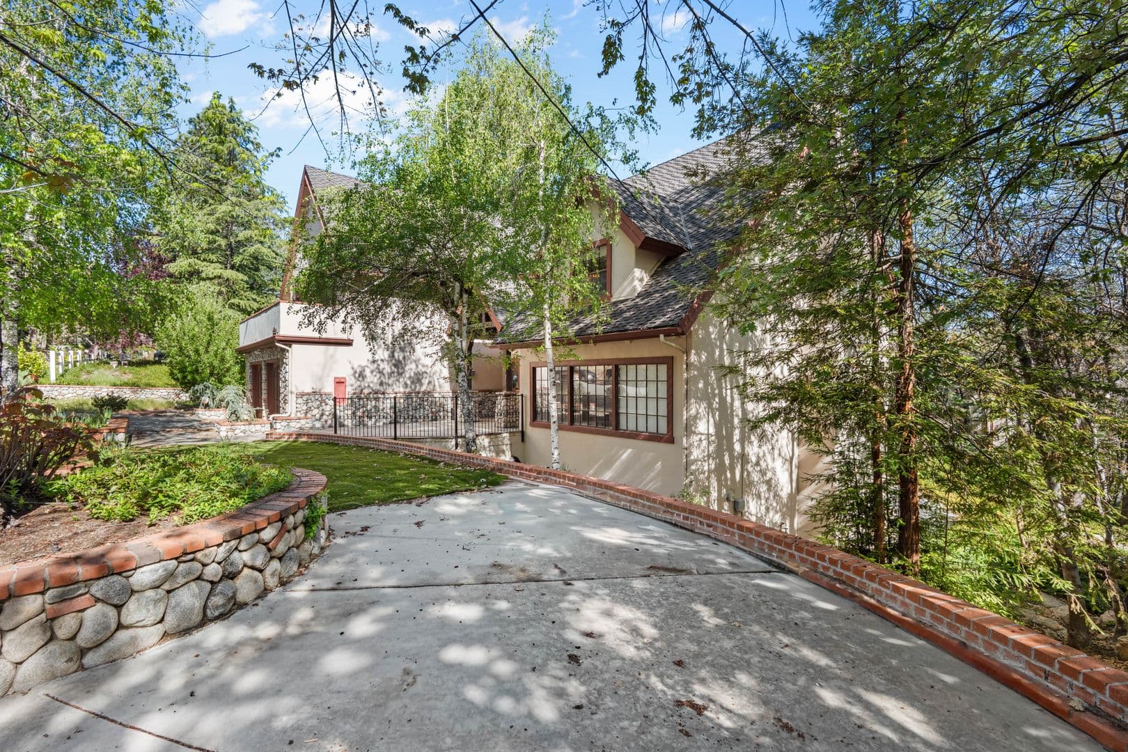 Lake Arrowhead House: 887 Talisman Ln