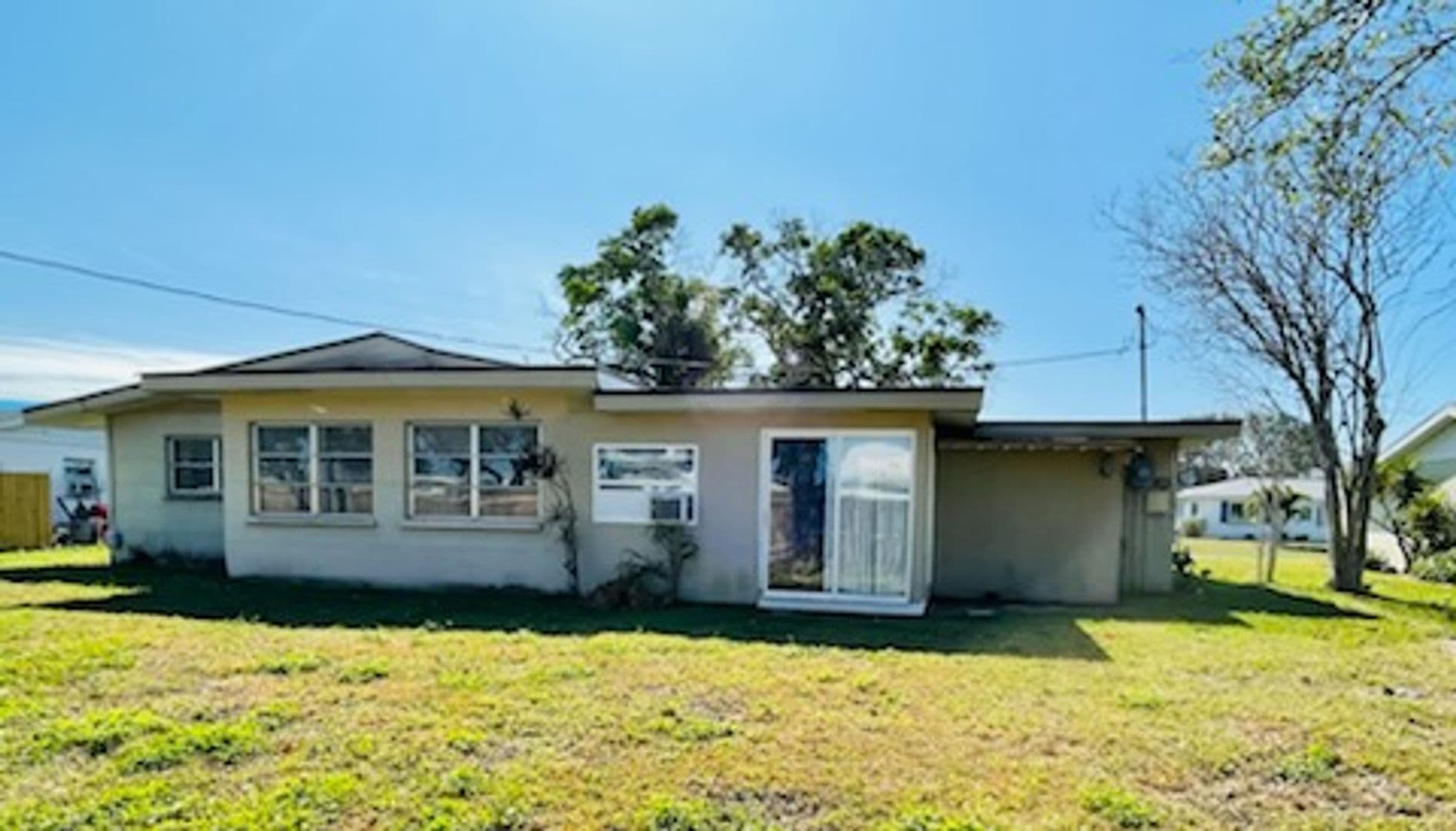 Venice House: 361 Sea Grape Road