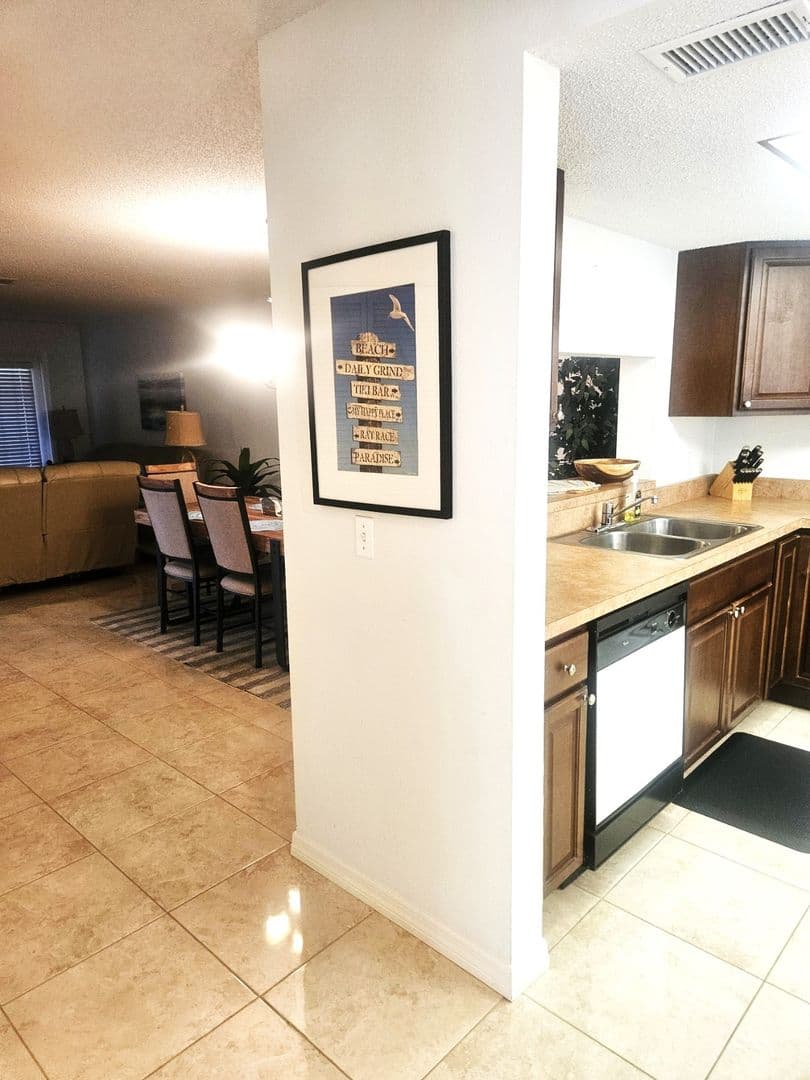 Englewood House: 307 Pine Hollow Circle
