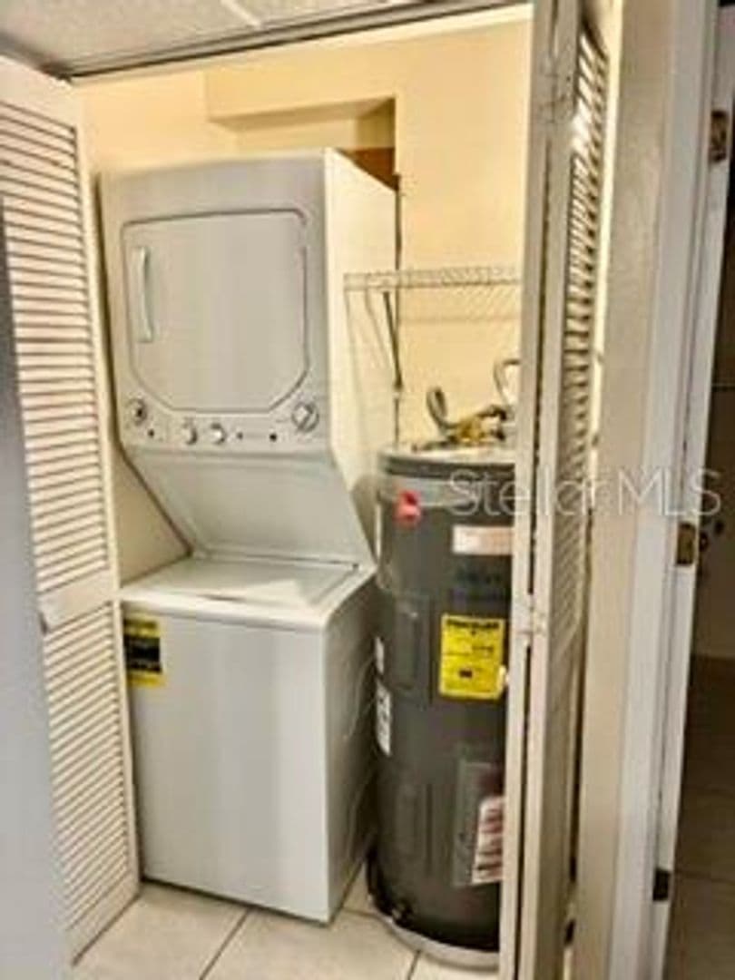 Venice House: 211 Airport Avenue, Unit 111