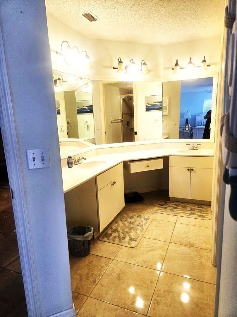 Englewood House: 307 Pine Hollow Circle