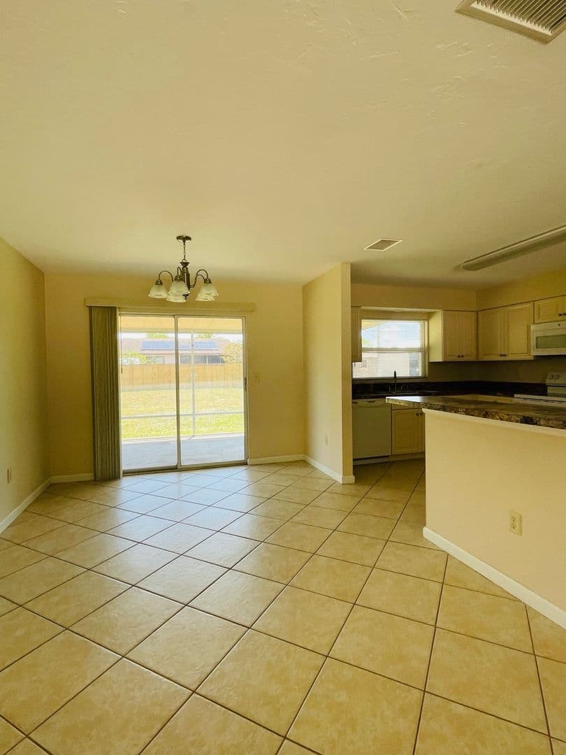 Port Charlotte House: 1506 Dewitt Street