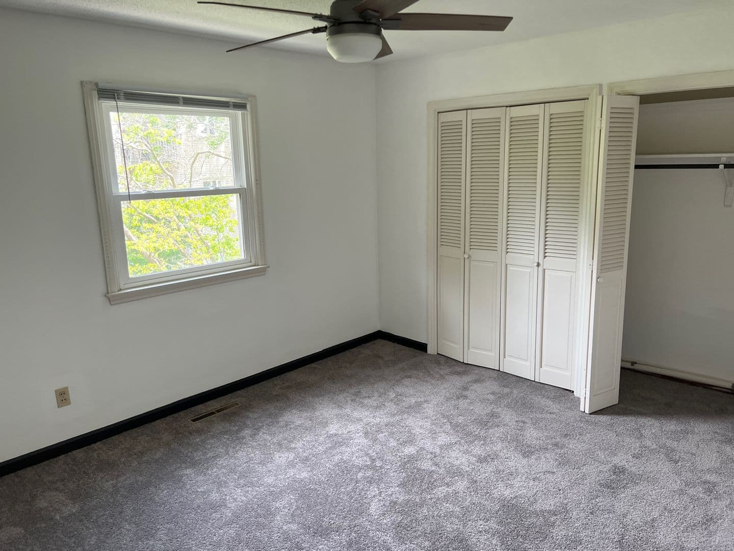 Urbana Condo: 1002 Harding Dr #304