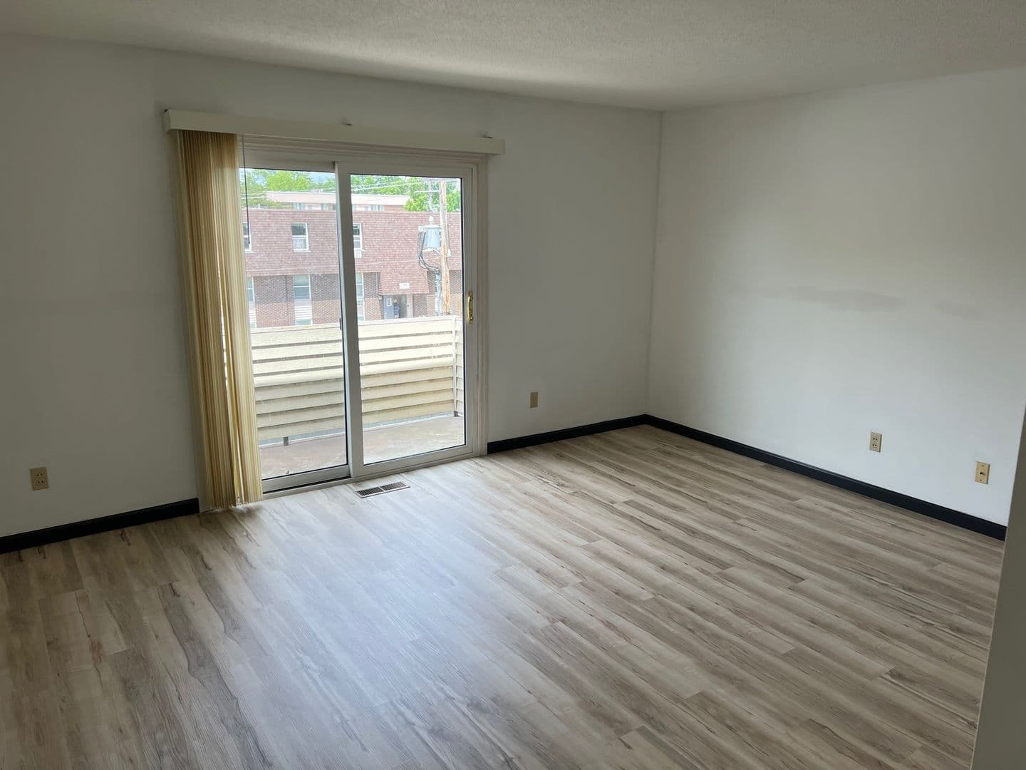 Urbana Condo: 1002 Harding Dr #304