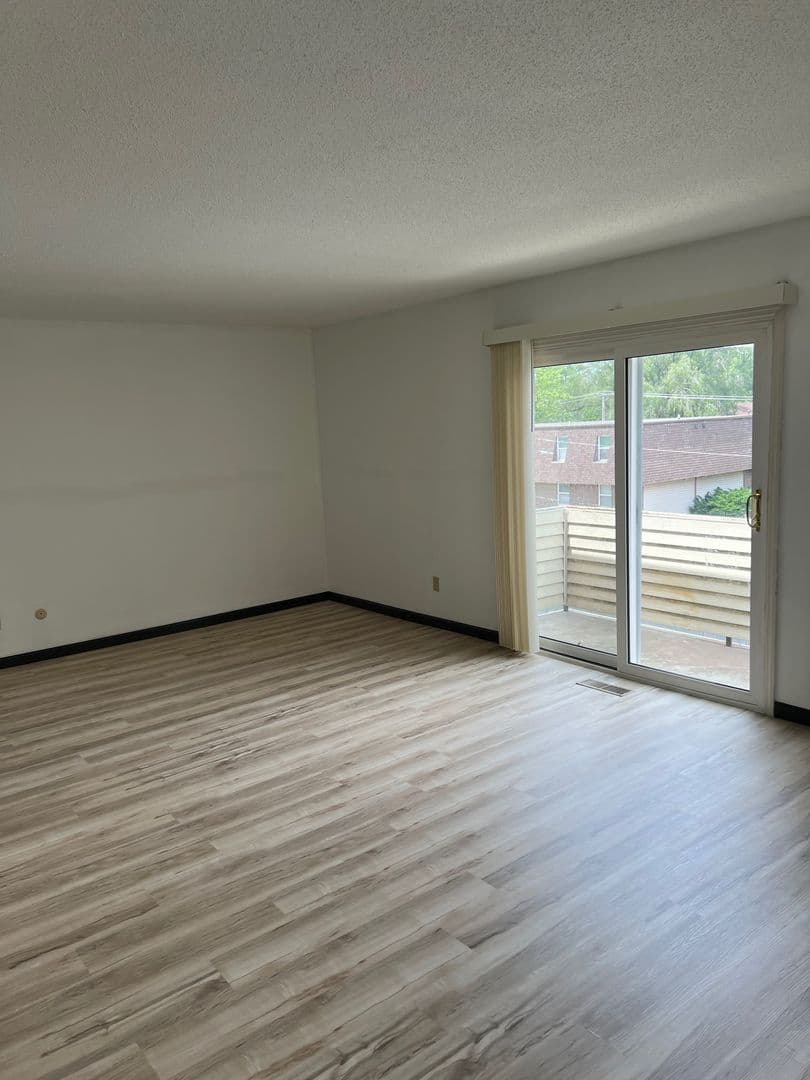 Urbana Condo: 1002 Harding Dr #304