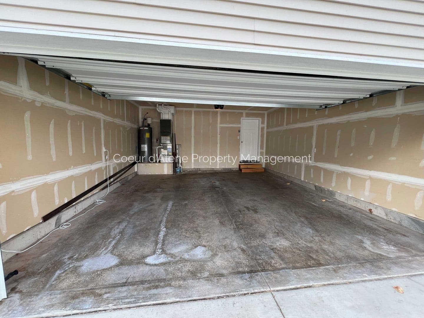Post Falls House: 8334 Spokane St