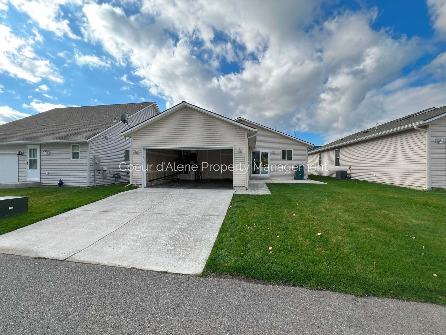 Post Falls House: 8334 Spokane St