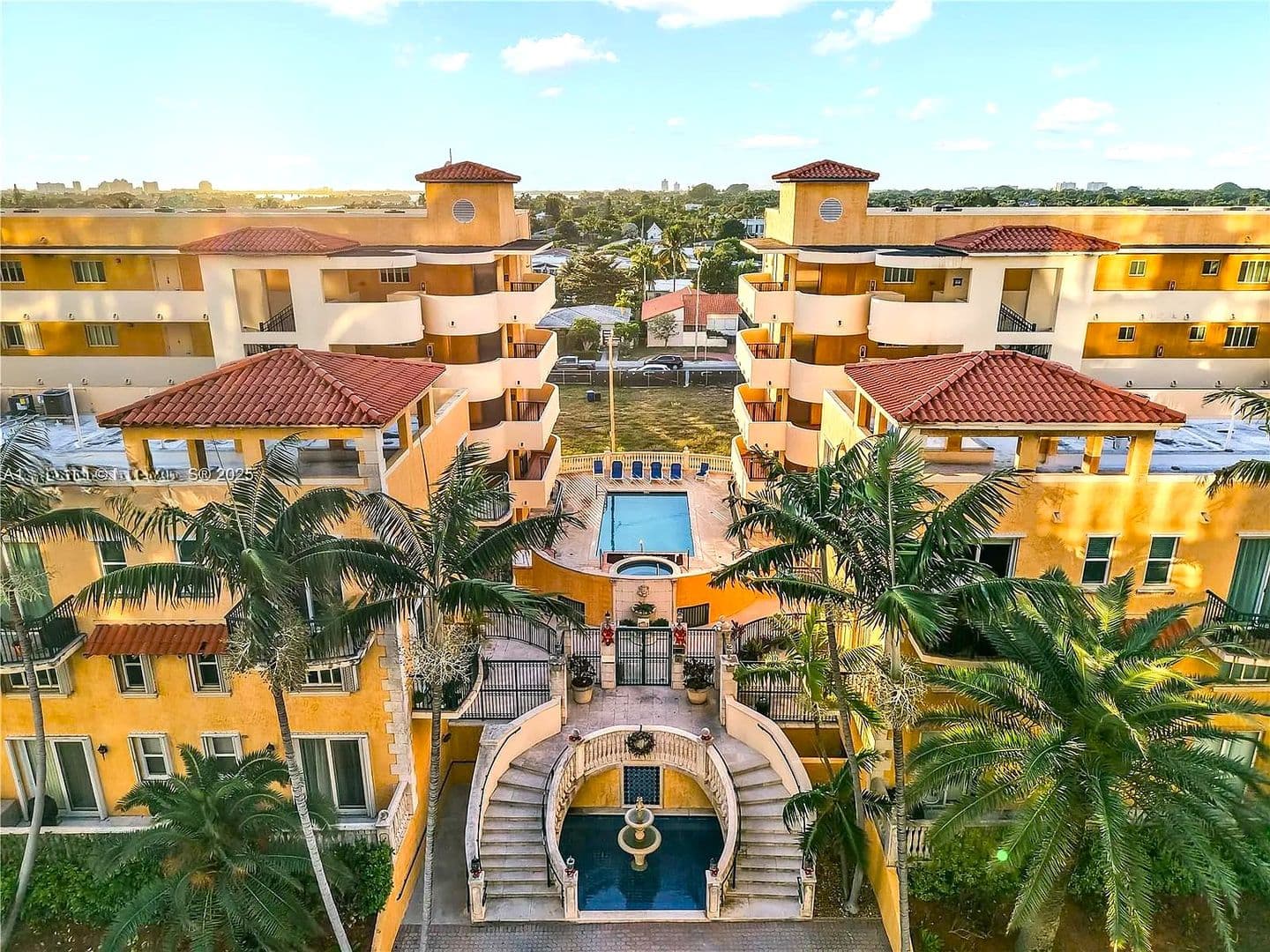 Surfside House: 8888 Collins