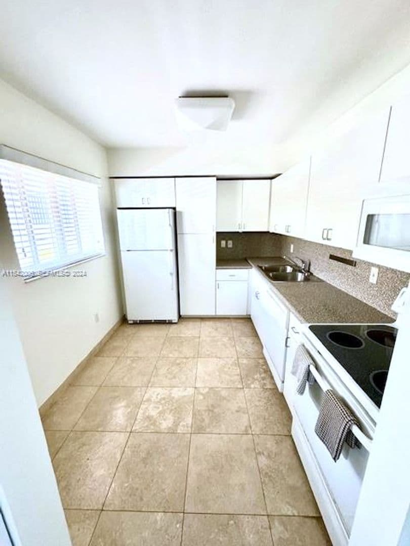 Surfside House: 8888 Collins