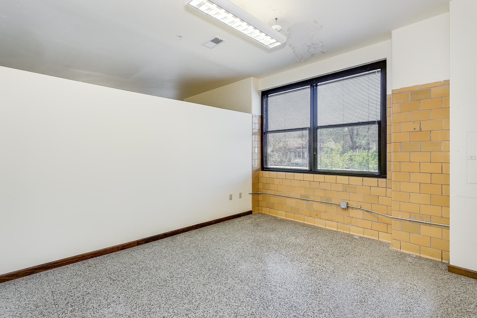Wichita Apartment: 1220 E. Kellogg