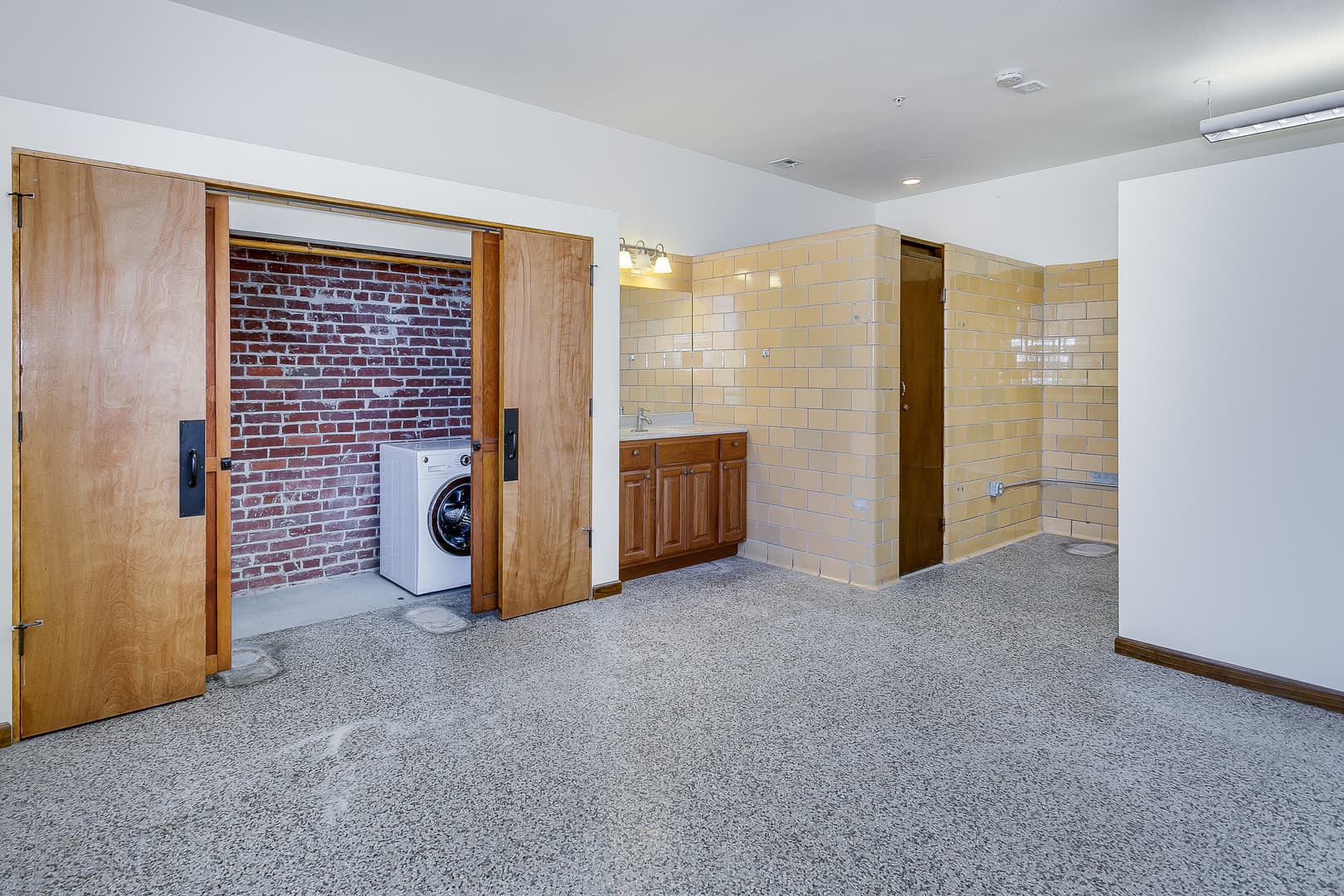 Wichita Apartment: 1220 E. Kellogg