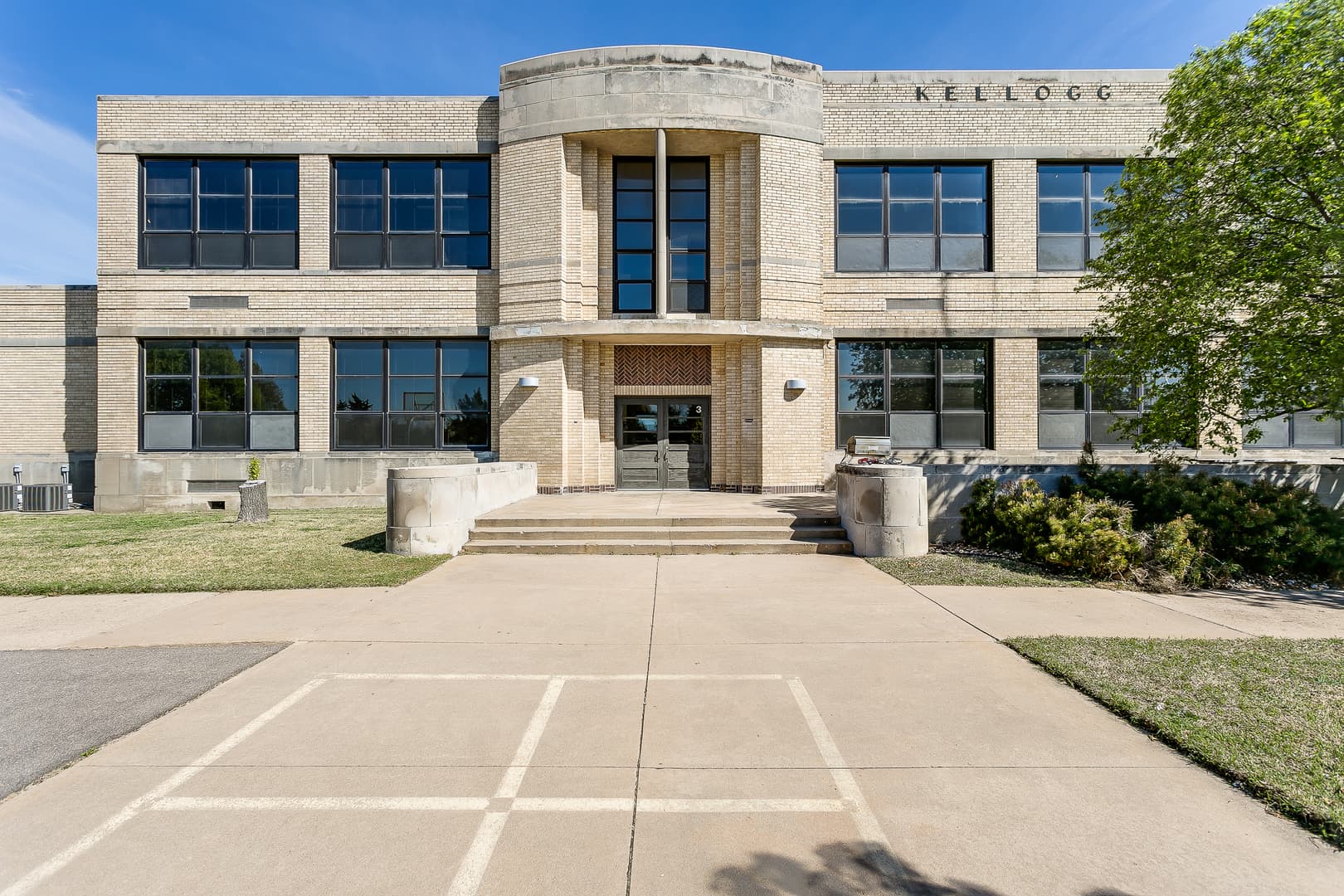 Wichita Apartment: 1220 E. Kellogg