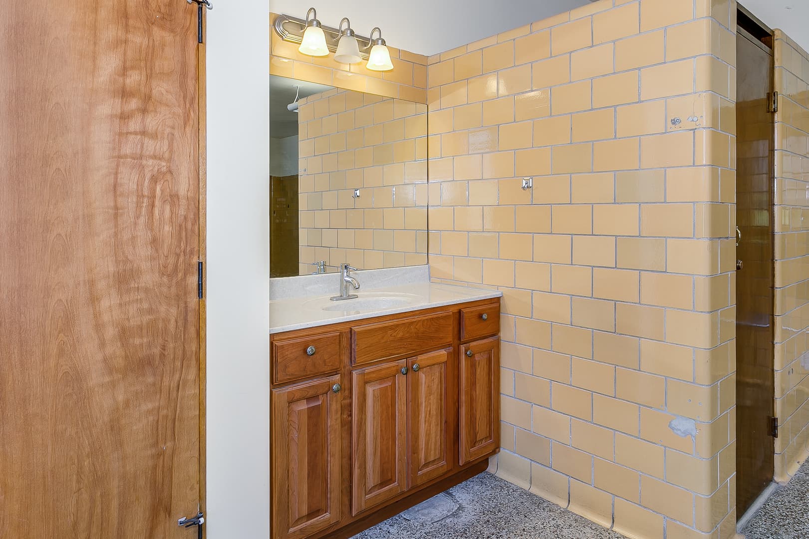 Wichita Apartment: 1220 E. Kellogg