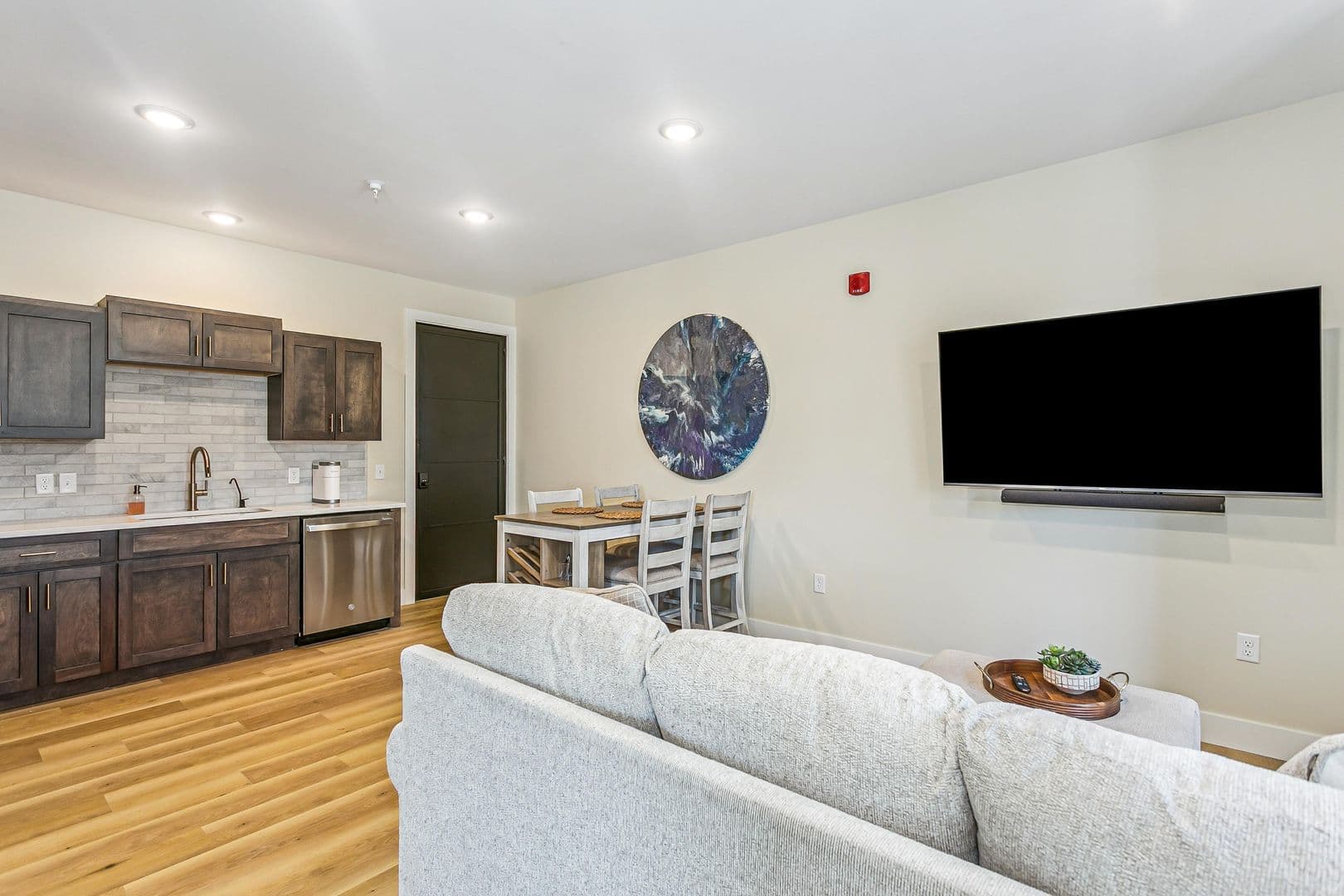 Wichita Apartment: 213-215 S Hydraulic Ave