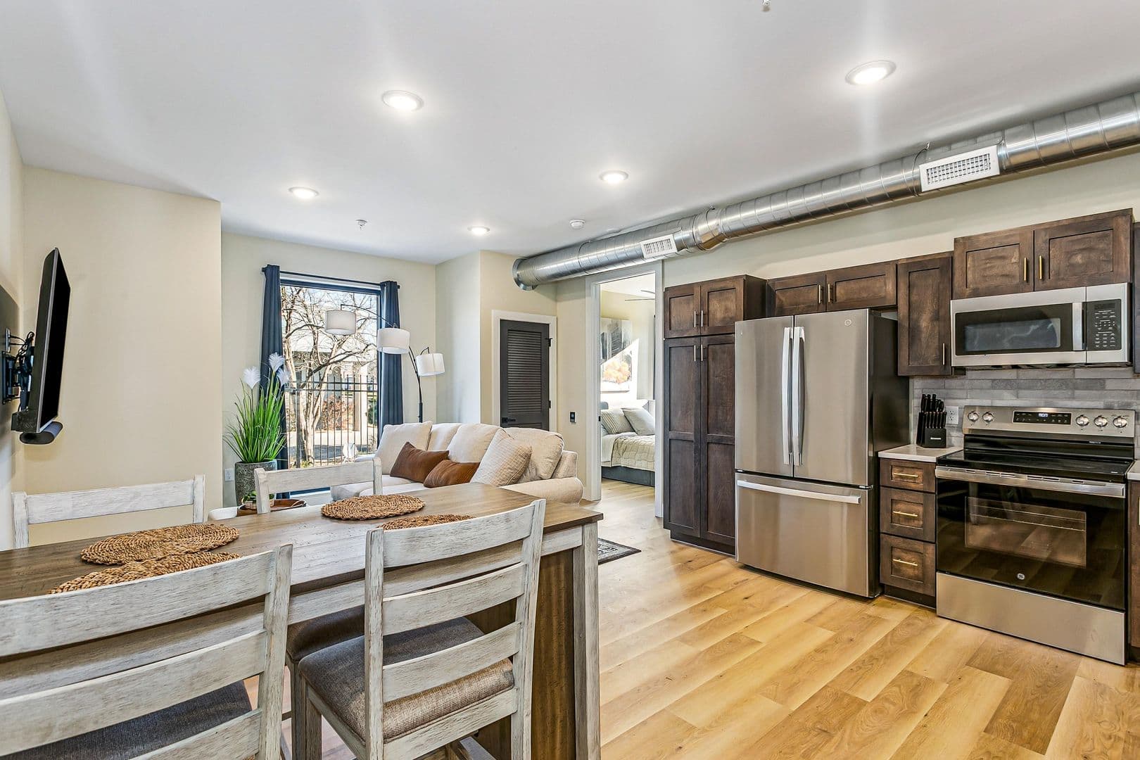Wichita Apartment: 213-215 S Hydraulic Ave