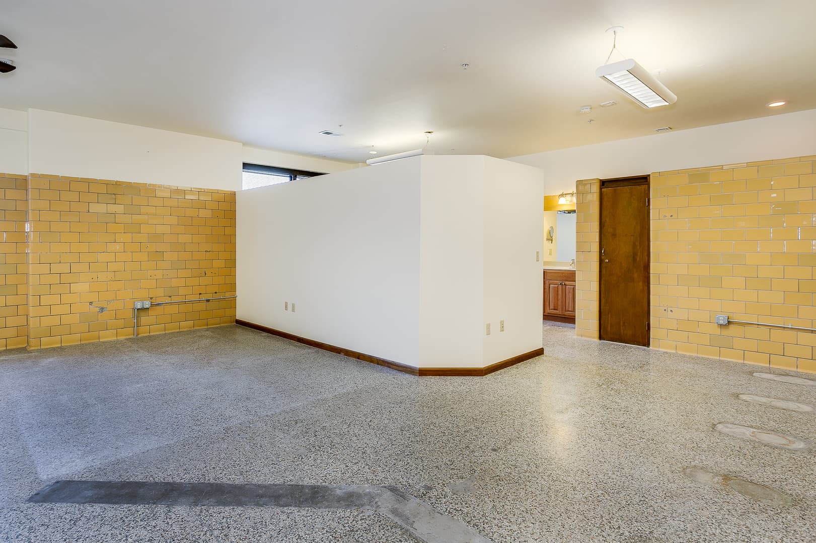 Wichita Apartment: 1220 E. Kellogg
