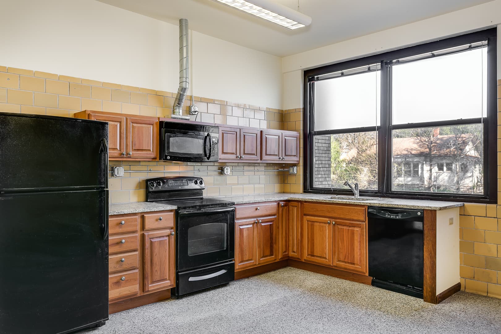 Wichita Apartment: 1220 E. Kellogg