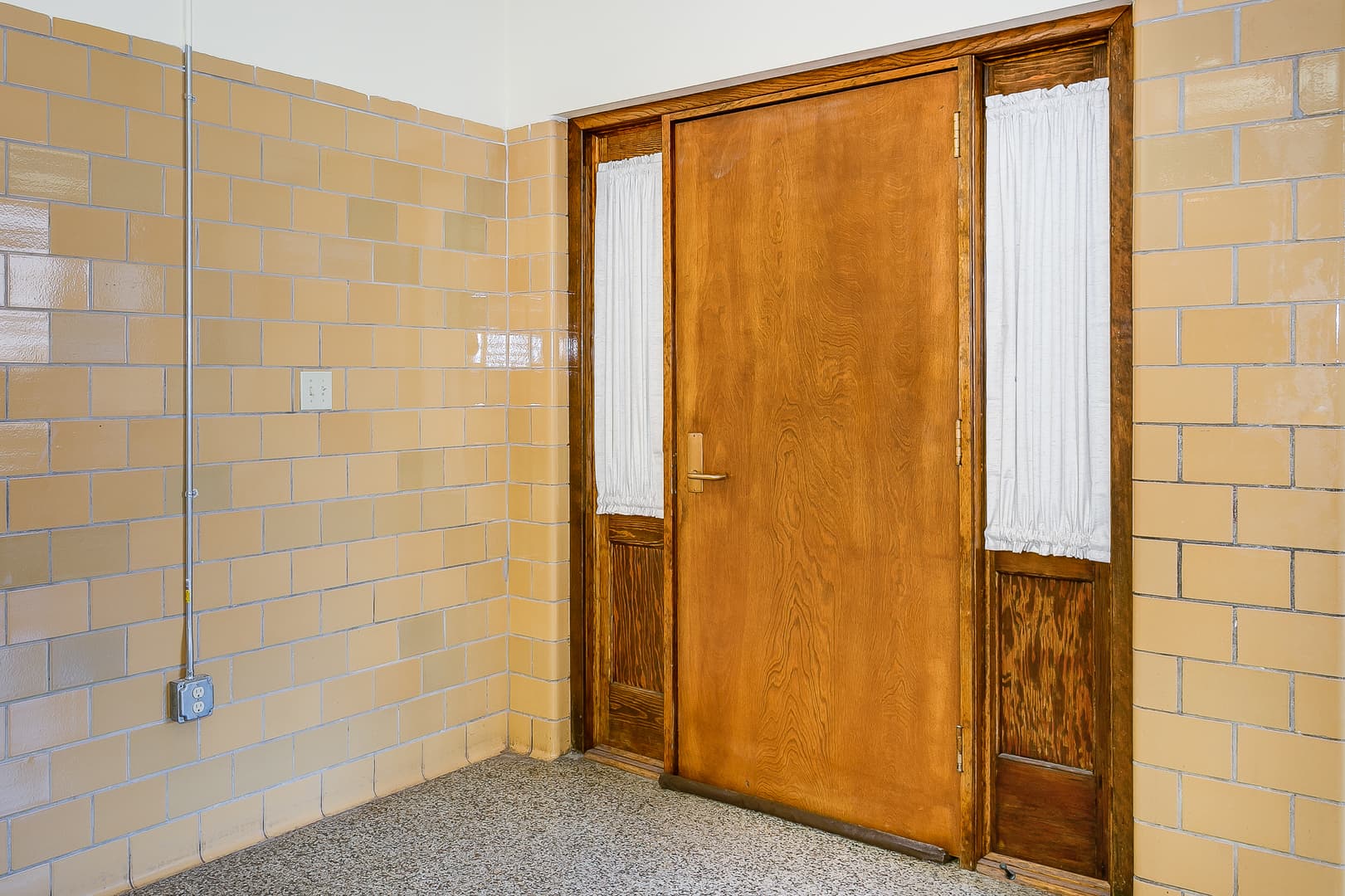 Wichita Apartment: 1220 E. Kellogg