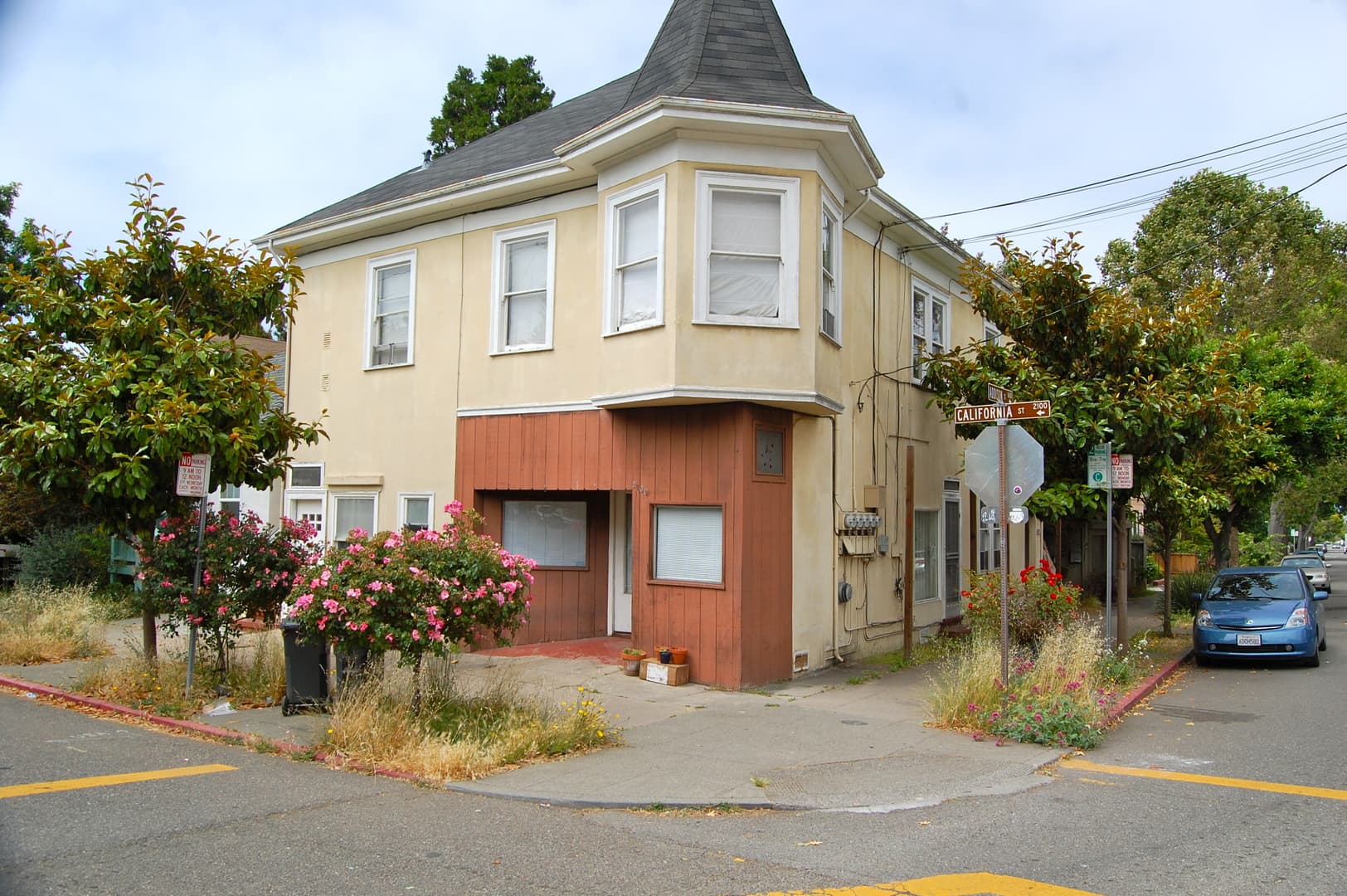 Berkeley Apartment: 2100 California St