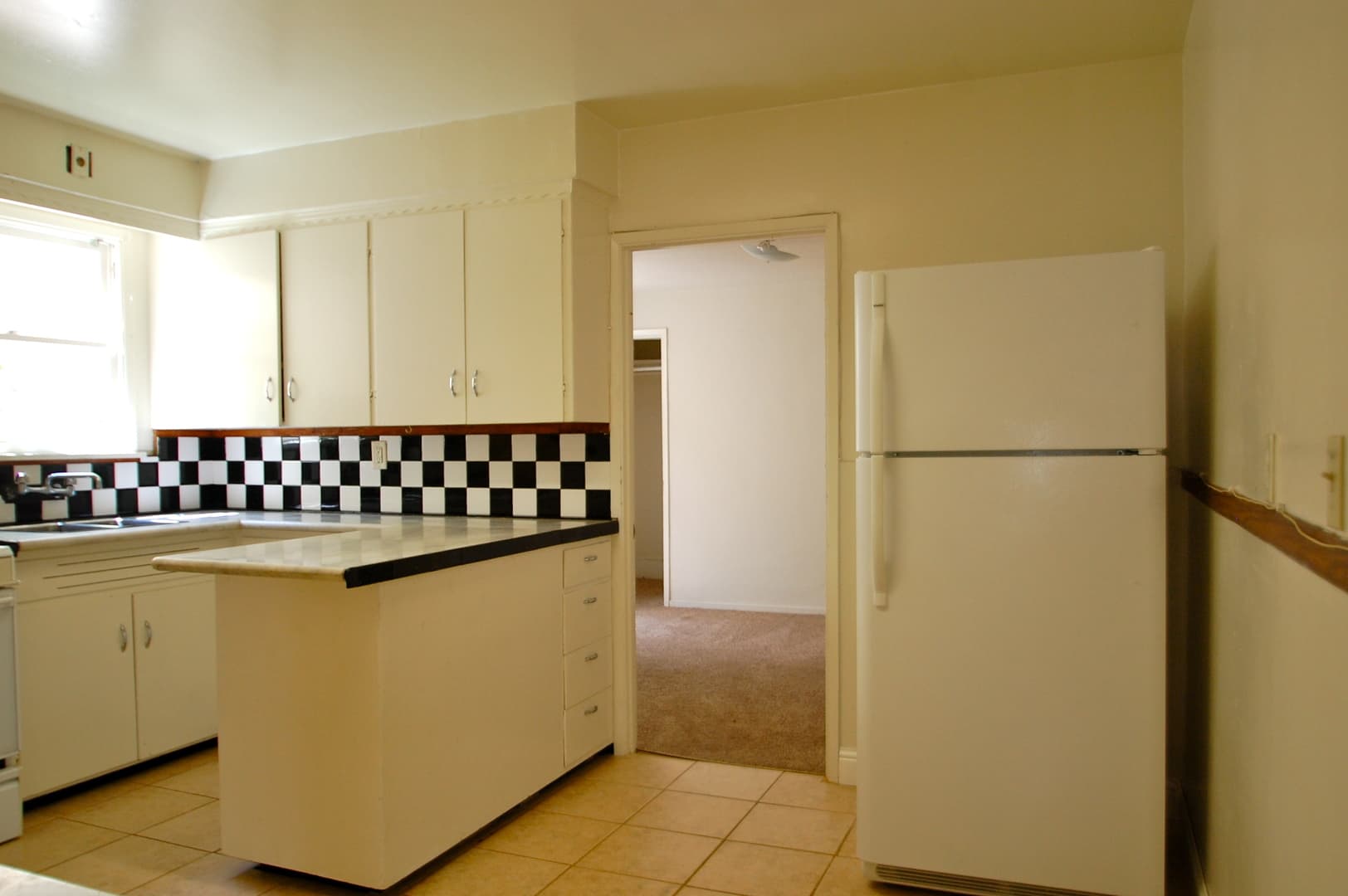 Berkeley Apartment: 2100 California St