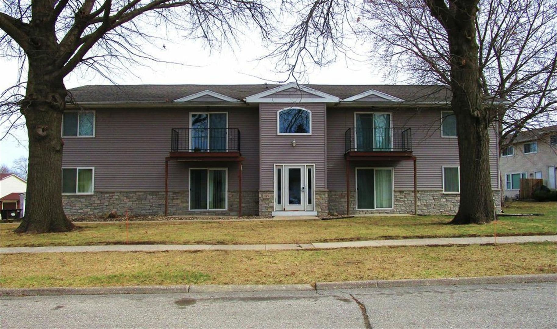Waterloo Apartment: 525 Colby Rd