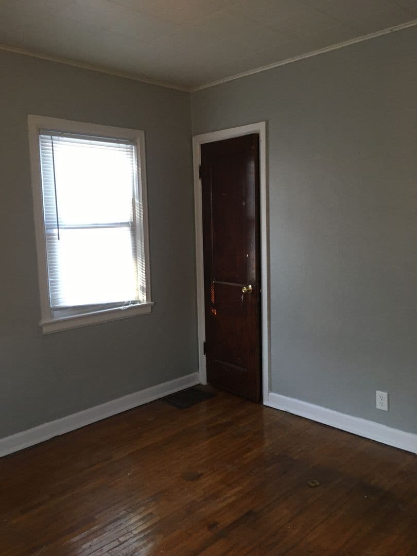 Waterloo House: 1104 West 8th St