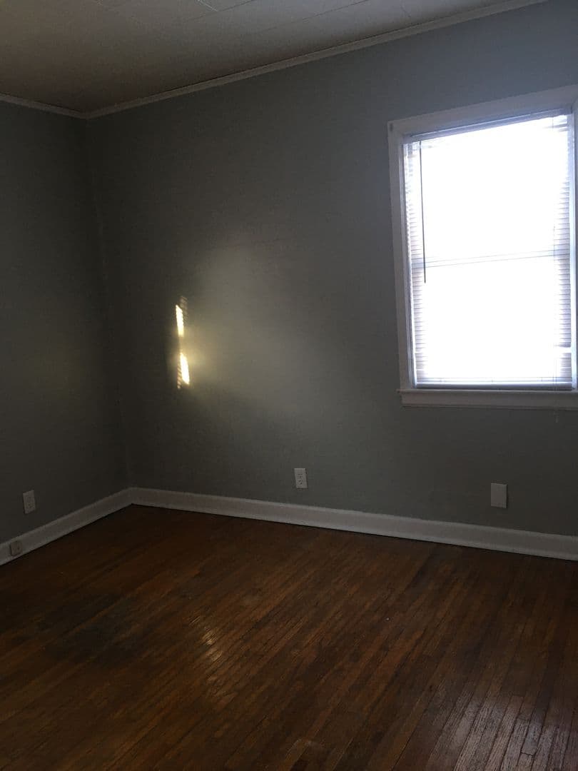 Waterloo House: 1104 West 8th St