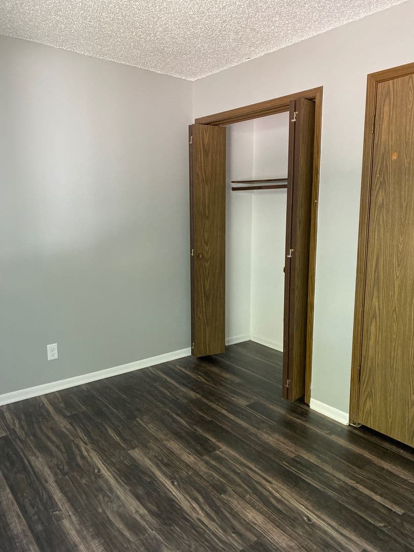 Waterloo Apartment: 233 Brookeridge Apartments