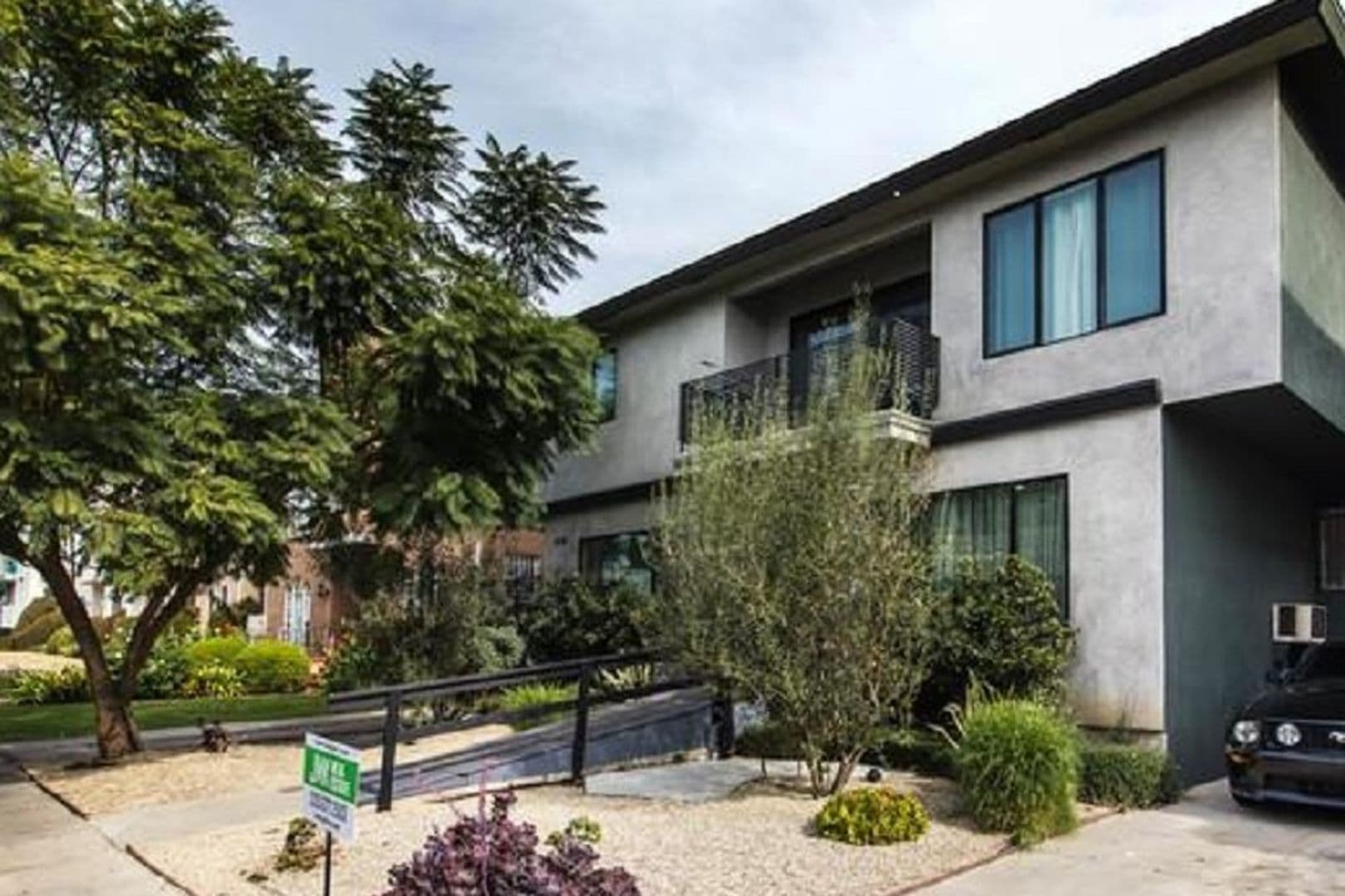 Los Angeles Apartment: 410 North Hayworth Avenue