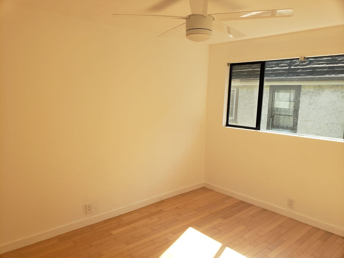 Los Angeles Apartment: 410 North Hayworth Avenue
