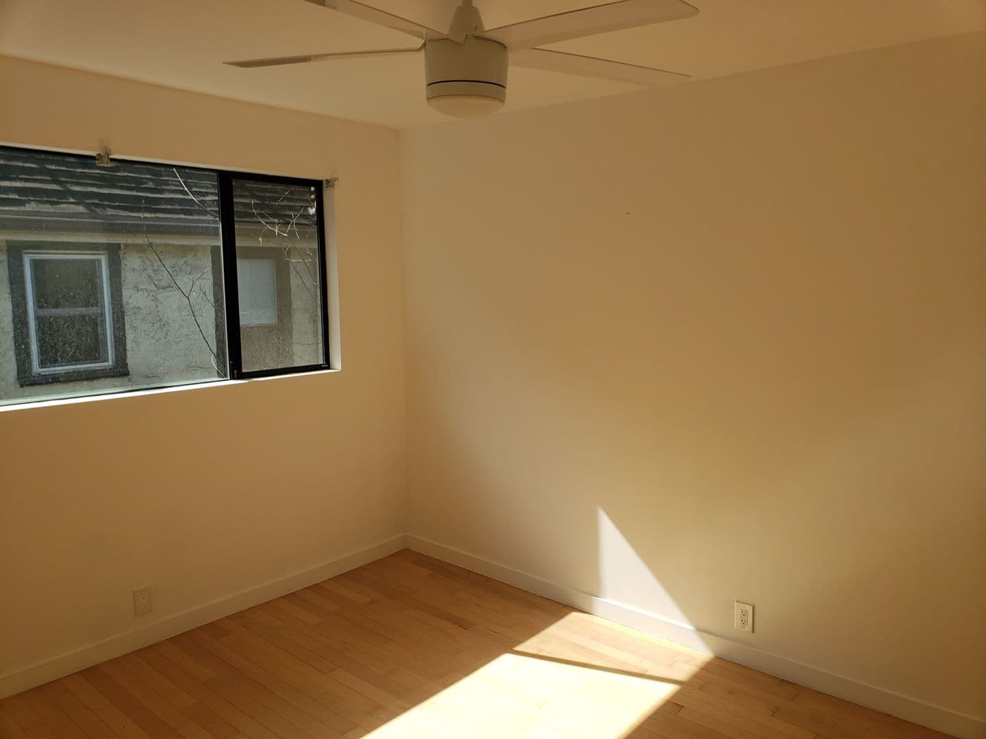 Los Angeles Apartment: 410 North Hayworth Avenue