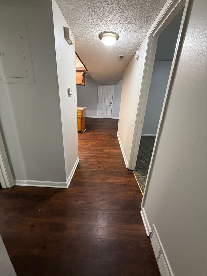 Gladstone Apartment: 6720 Randall Court