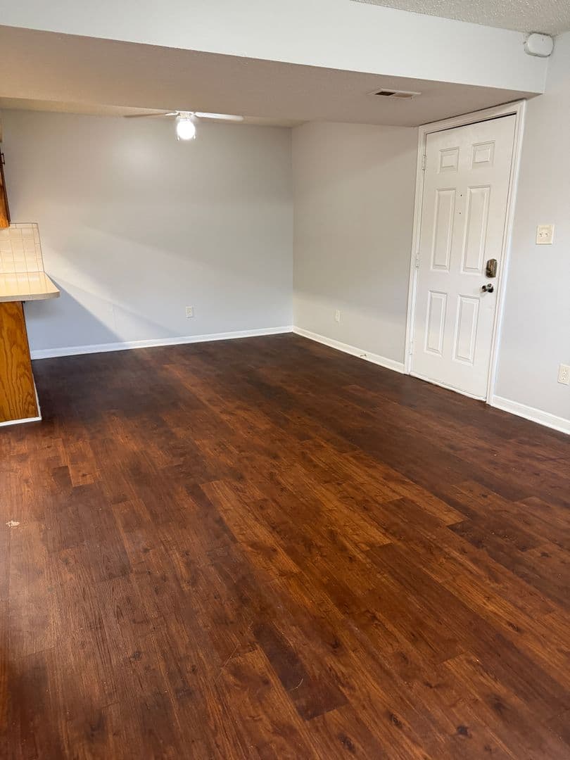 Gladstone Apartment: 6720 Randall Court