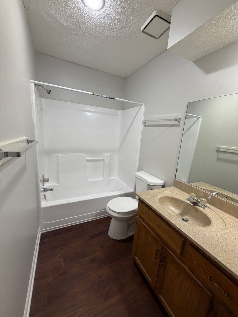 Gladstone Apartment: 6720 Randall Court