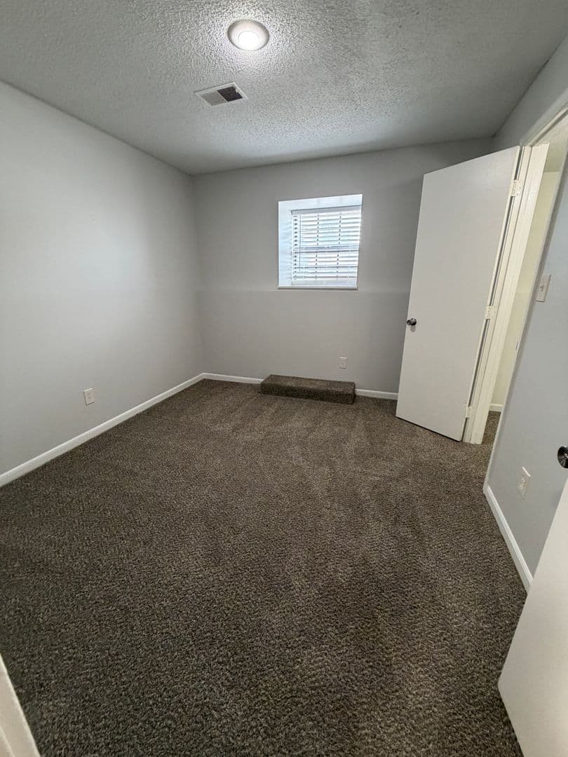 Gladstone Apartment: 6720 Randall Court