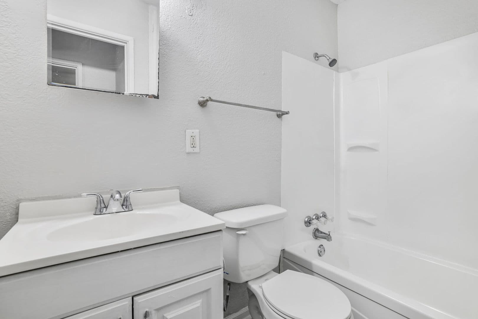 Parkville Apartment: 6110 NW Bell Rd.