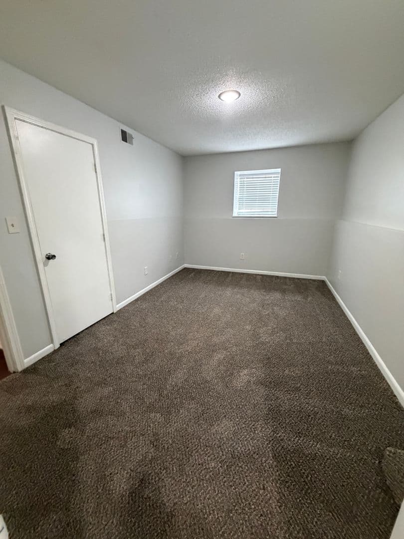 Gladstone Apartment: 6720 Randall Court