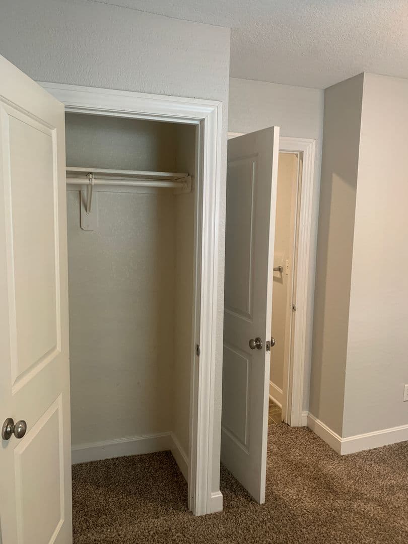 Kansas City Apartment: 905-911 W 40th Terr