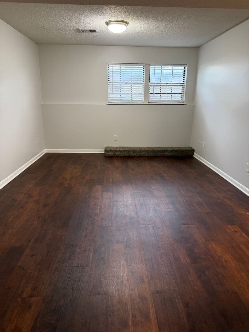 Gladstone Apartment: 6720 Randall Court