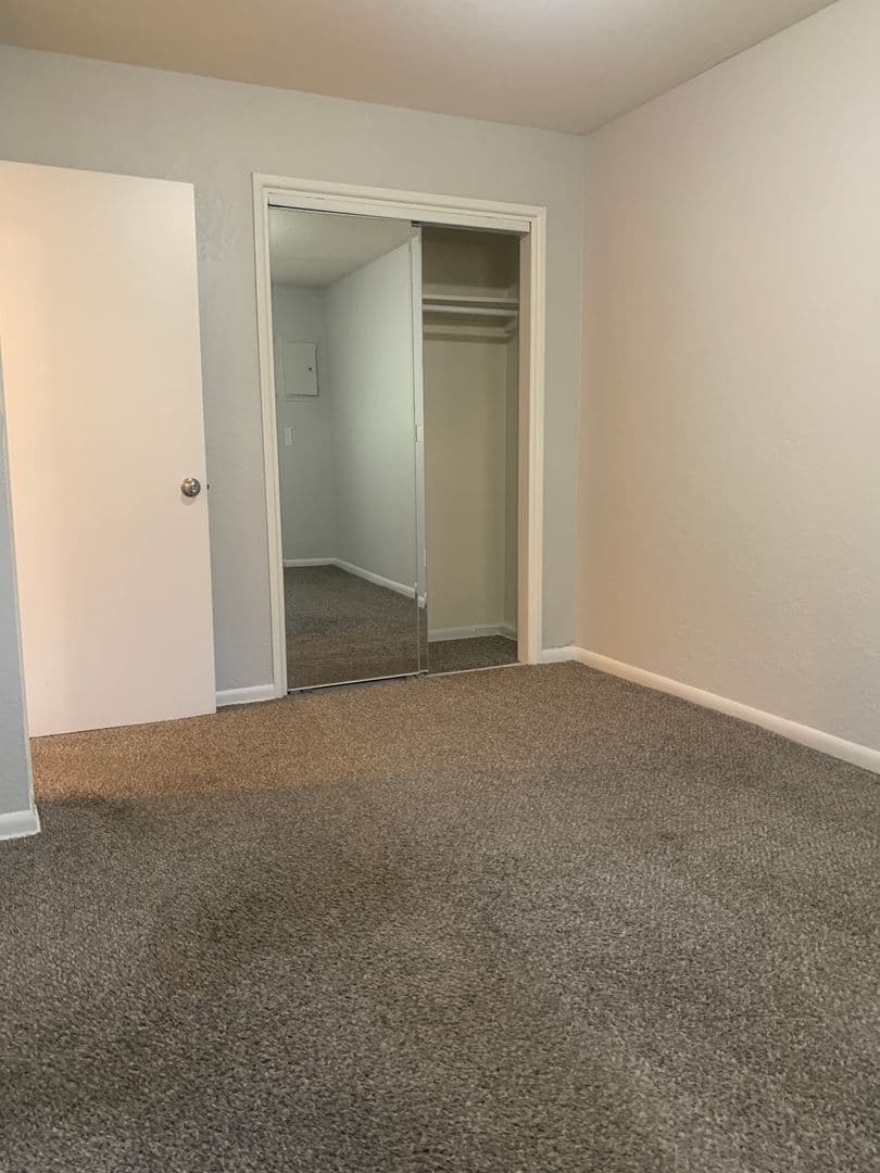 Parkville Apartment: 6110 NW Bell Rd.