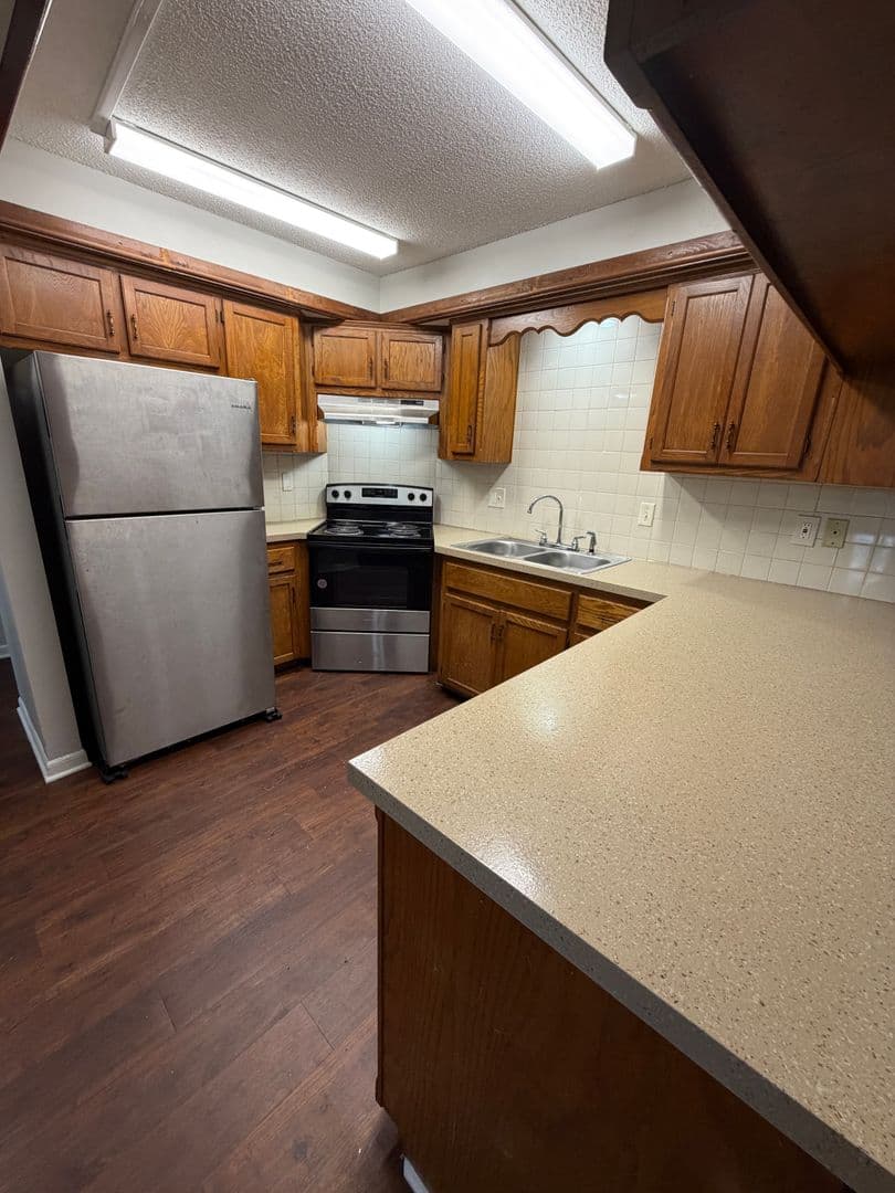 Gladstone Apartment: 6720 Randall Court